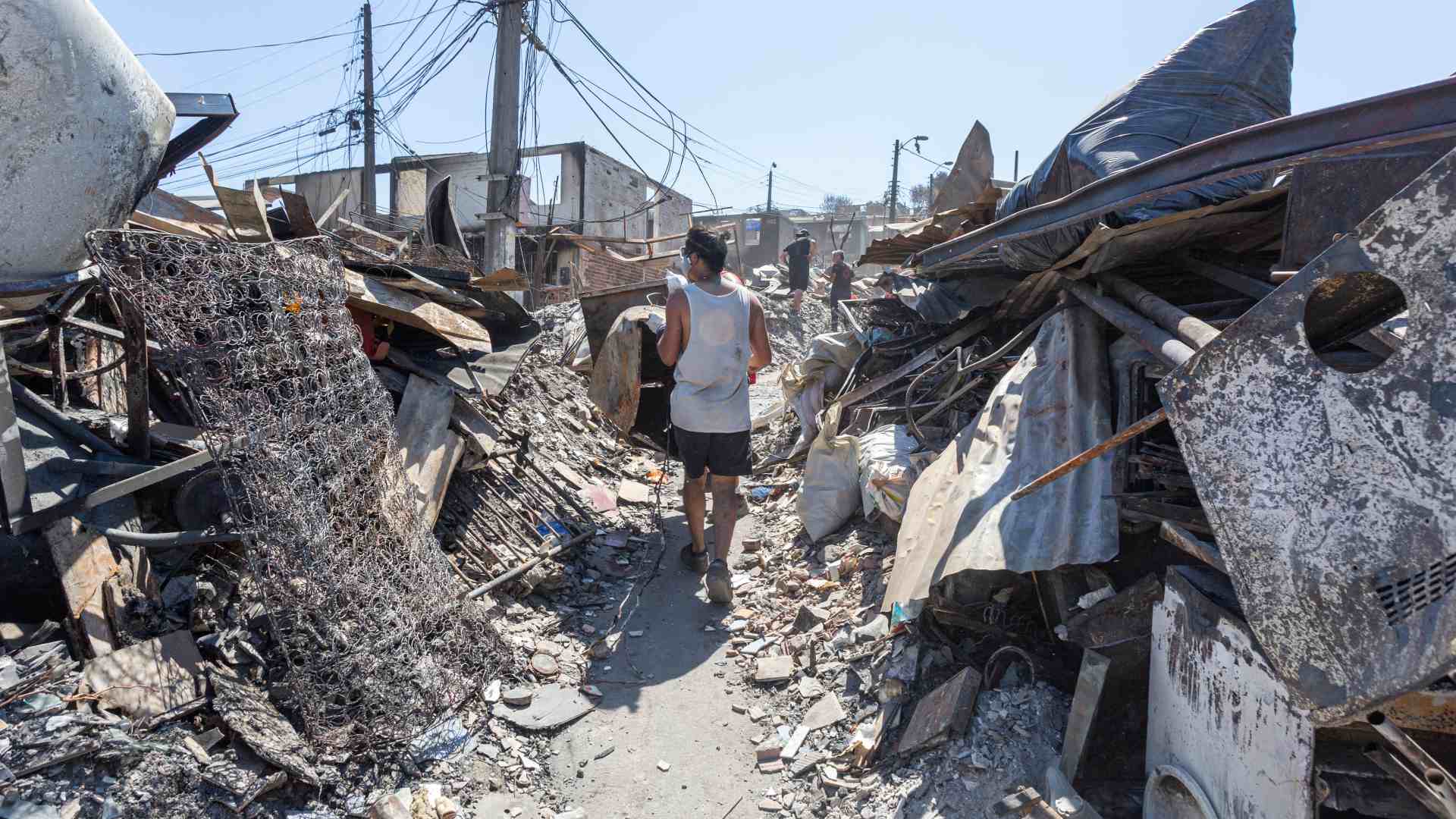 hay dos funcionarios de Conaf y un bombero