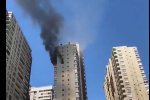 VIDEO - Incendio en piso 21 afecta a un edificio ubicado en Santiago centro: hay tres lesionados