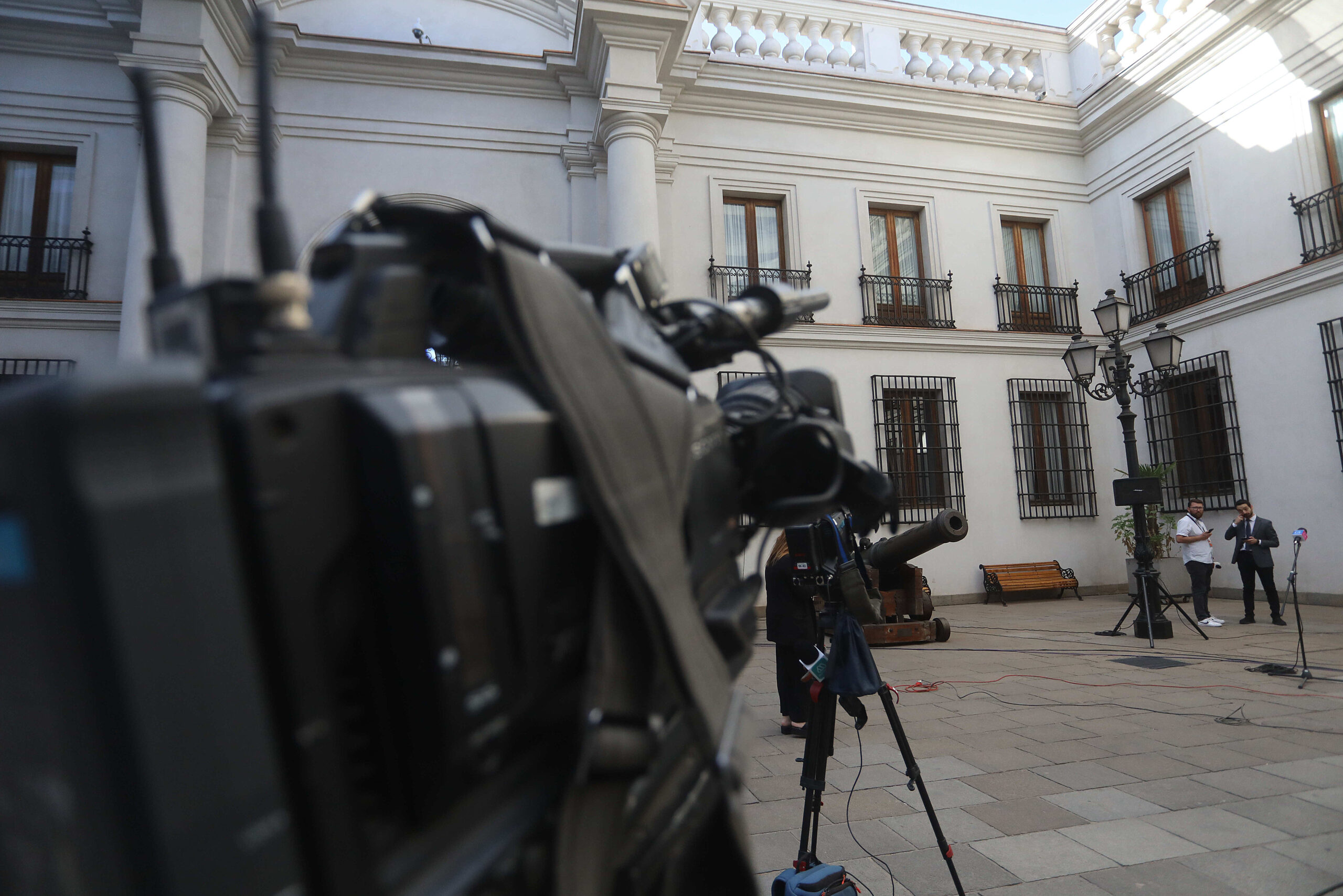 Renuncia directora administrativa de La Moneda tras muerte de trabajador y denuncias de maltrato laboral