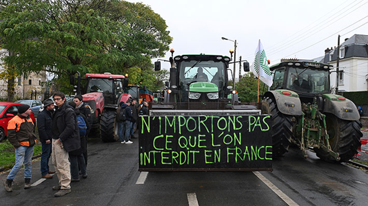 Agricultores franceses bloquean carreteras contra acuerdo UE-Mercosur