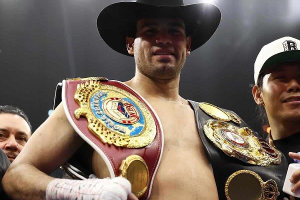 Gilberto "Zurdo" Ramírez con los títulos de la OMB y AMB