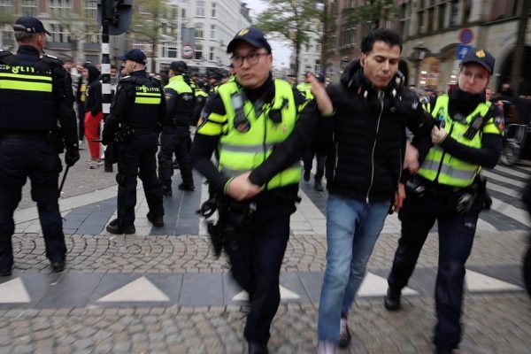 Activistas con banderas palestinas participan en una manifestación, durante el partido de fútbol entre el Ajax de Ámsterdam y el Maccabi Tel Aviv, el jueves por la noche en Ámsterdam.