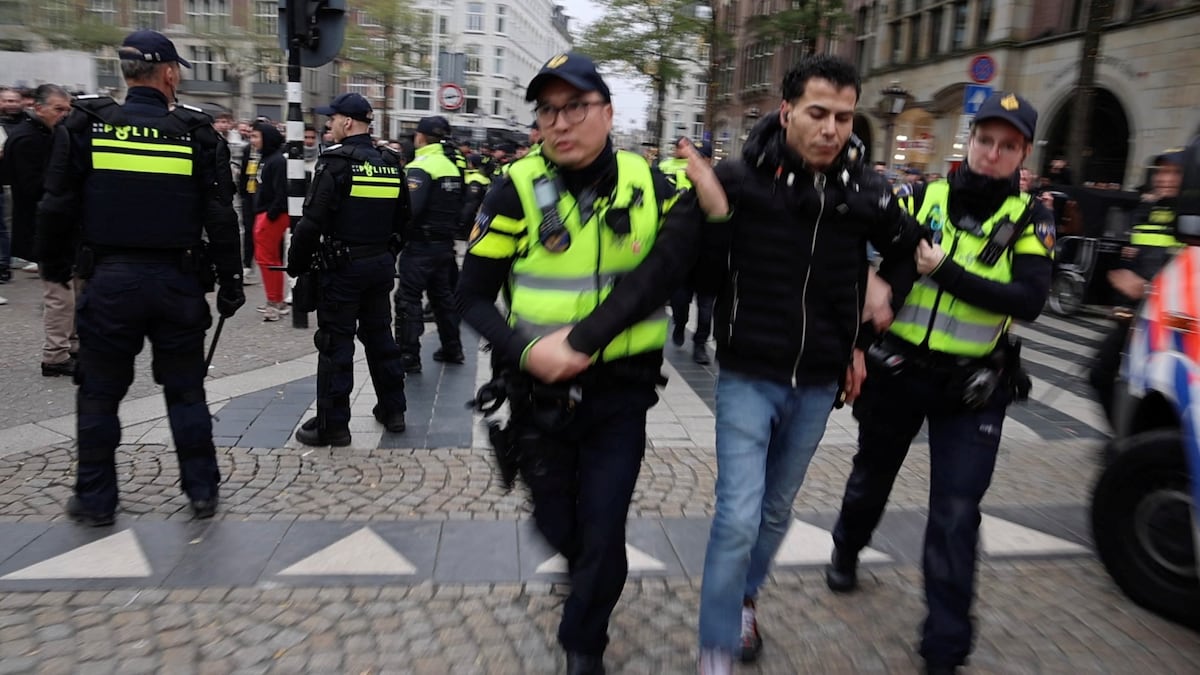 Activistas con banderas palestinas participan en una manifestación, durante el partido de fútbol entre el Ajax de Ámsterdam y el Maccabi Tel Aviv, el jueves por la noche en Ámsterdam.