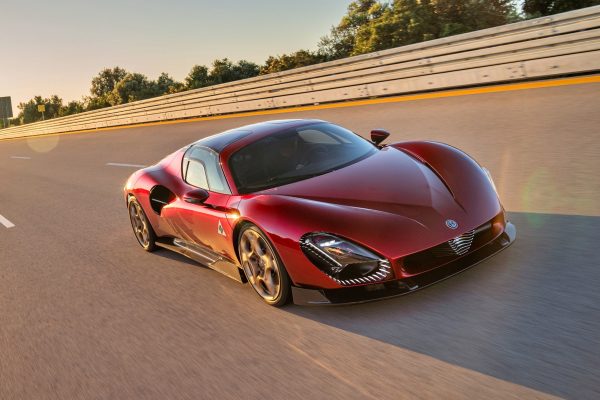 Con corazón Ferrari y volando a 333 Km/h, el Alfa Romeo 33 Stradale se enfrenta al circuito de Nardò para que lo escuches a 8.000 rpm