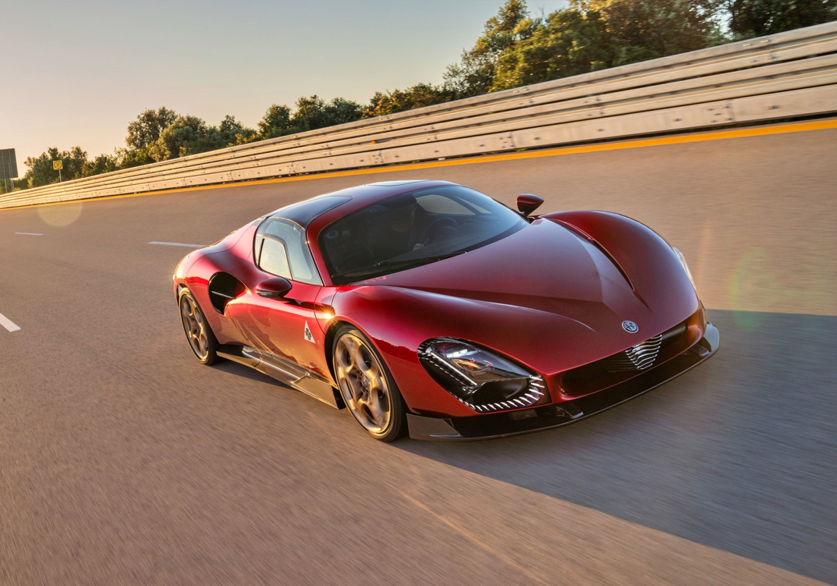 Con corazón Ferrari y volando a 333 Km/h, el Alfa Romeo 33 Stradale se enfrenta al circuito de Nardò para que lo escuches a 8.000 rpm