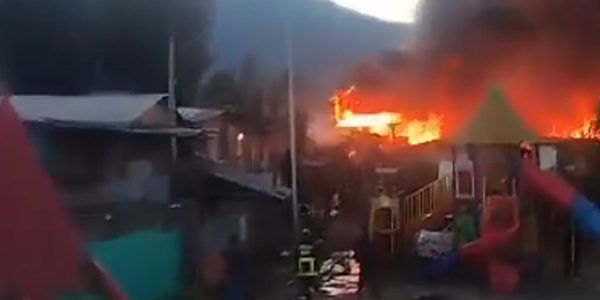 Incendio en campamento de La Florida devora 50 viviendas