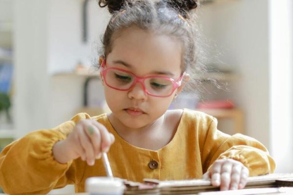 La salud visual antes de la entrada a la escuela: revisiones rutinarias, señales de alerta de cualquier anomalía y estimulación