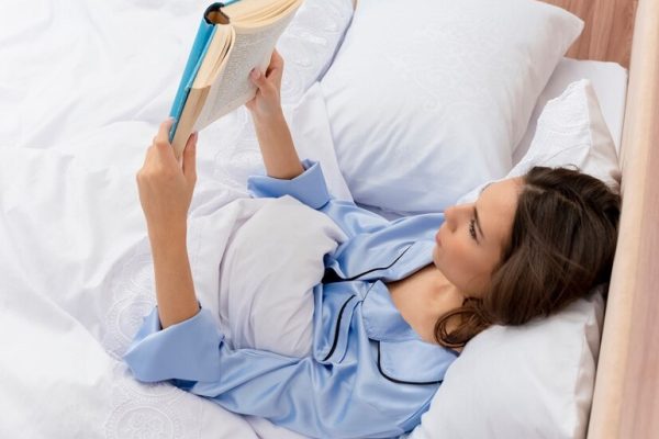 Leer antes de dormir puede ayudar a dormir bien