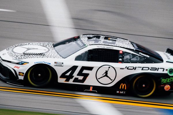 La NASCAR permite la inscripción de 23XI Racing y de Front Row Motorsports pero con una condición