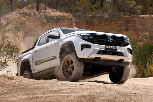 Con lo mejor de la Ranger y directa a por la Hilux, es el 4x4 de 210 CV y suspensión mejorada, capaz de sobrevivir al todoterreno más extremo