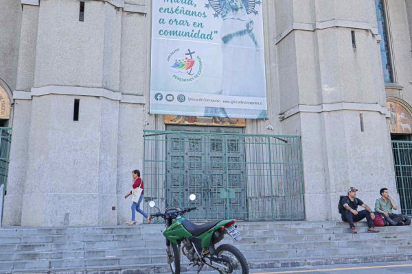 Hombre se quema a lo bonzo y camina hasta la Catedral de Concepción