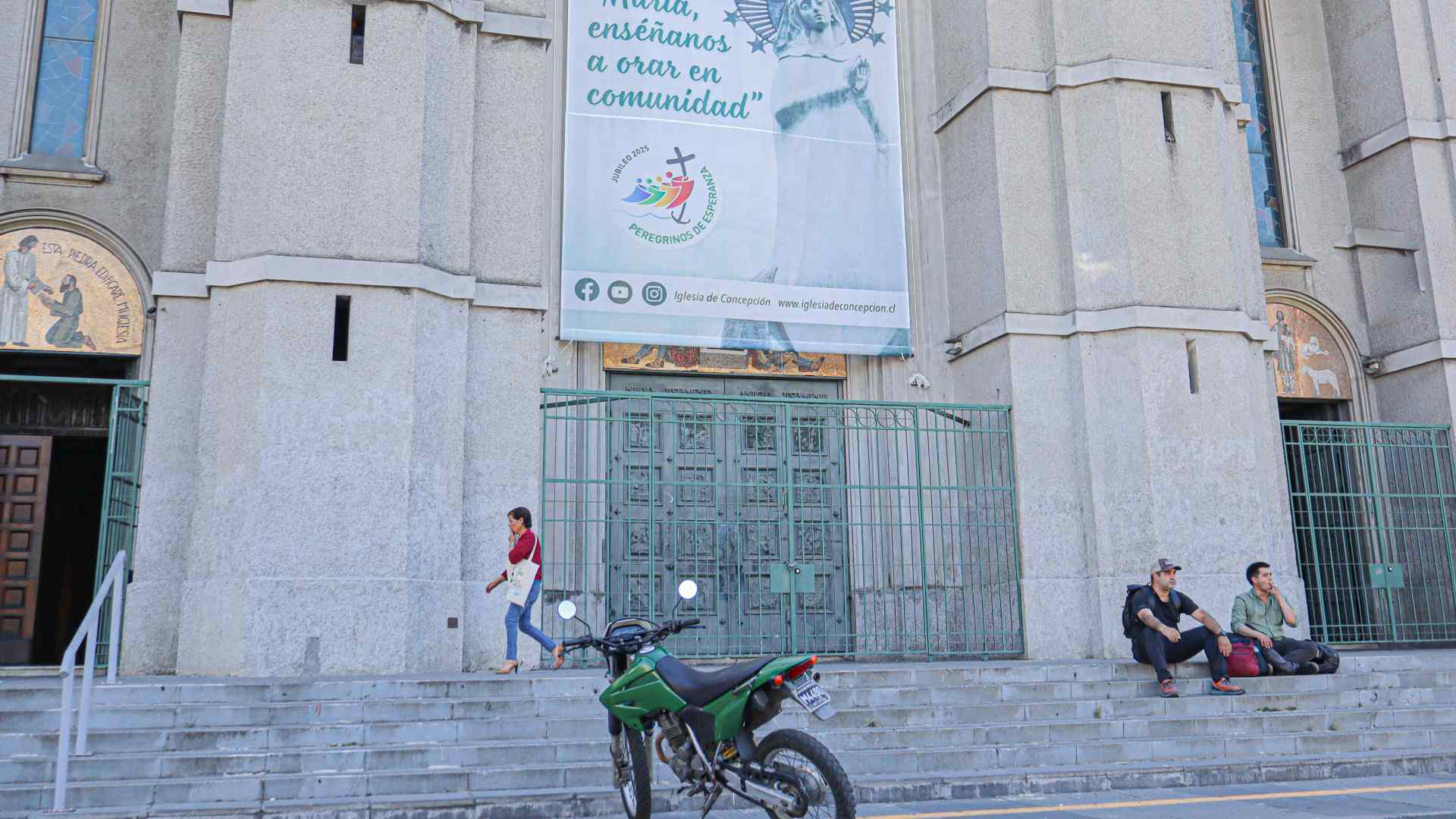 Hombre se quema a lo bonzo y camina hasta la Catedral de Concepción