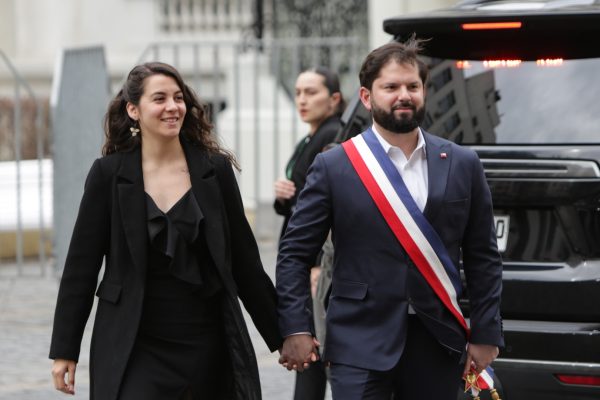 Presidente Gabriel Boric y su pareja esperan su primer hijo