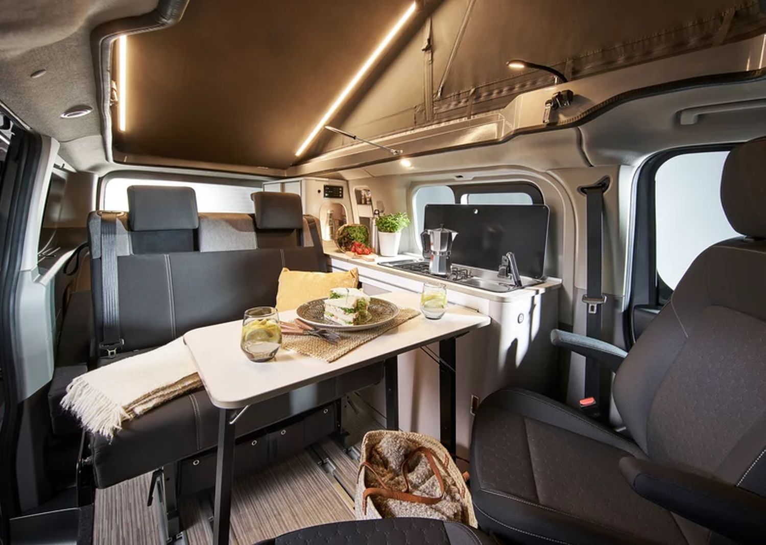 Esta camper con baño y ducha es más versátil que una VW California y mucho más barata