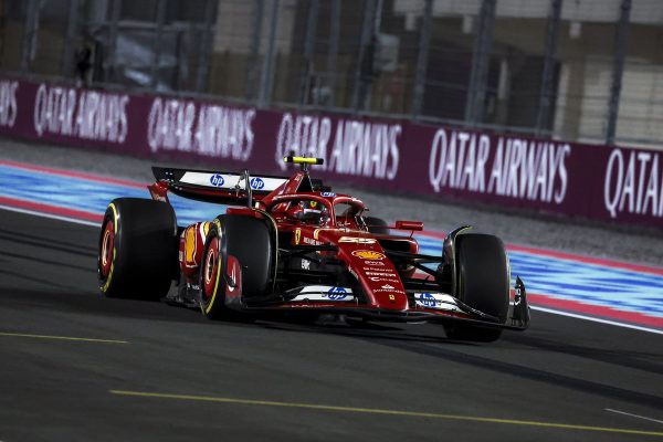 Carlos Sainz, cuarto en una plana carrera sprint con Fernando Alonso undécimo