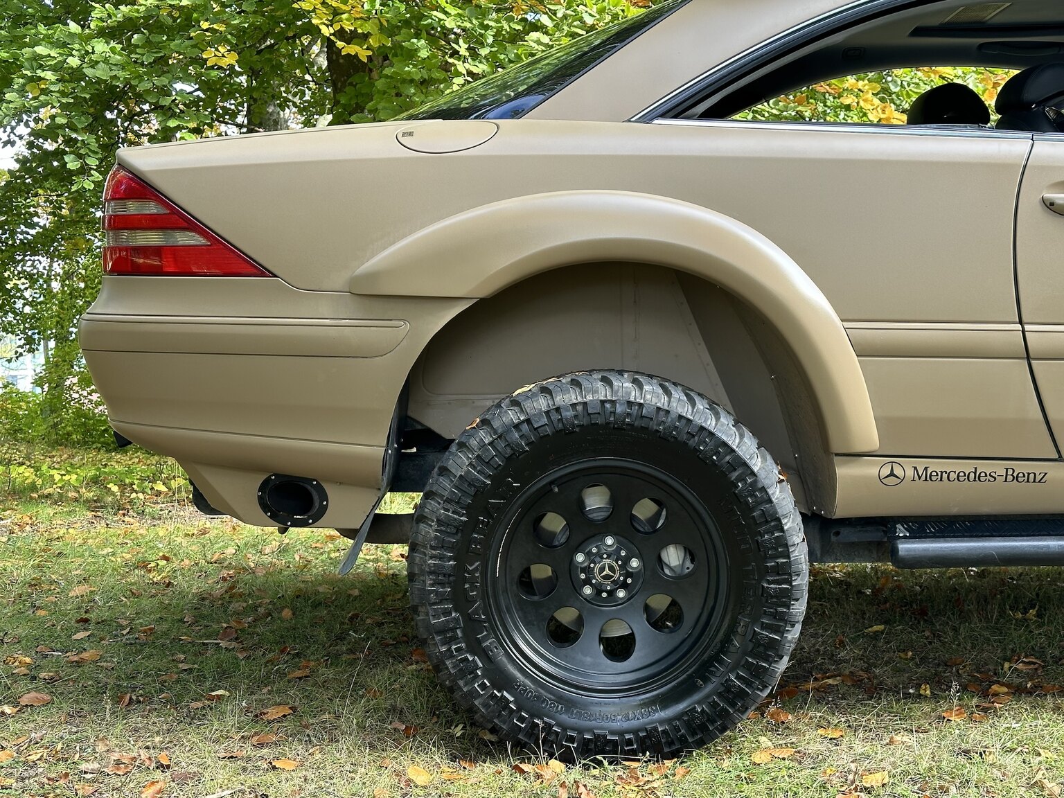 Este Mercedes es una aberración todoterreno que trae sorpresa dentro del maletero, un motor que puede con todo y muchas luces para alumbrar tus aventuras