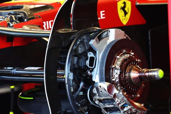 Lewis Hamilton sugiere a Ferrari cambiar de proveedor de frenos