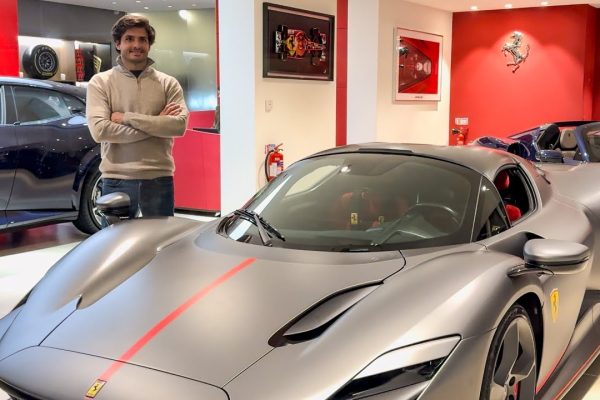 Carlos Sainz se despide de Ferrari autorregalándose su mejor coche, también el más caro