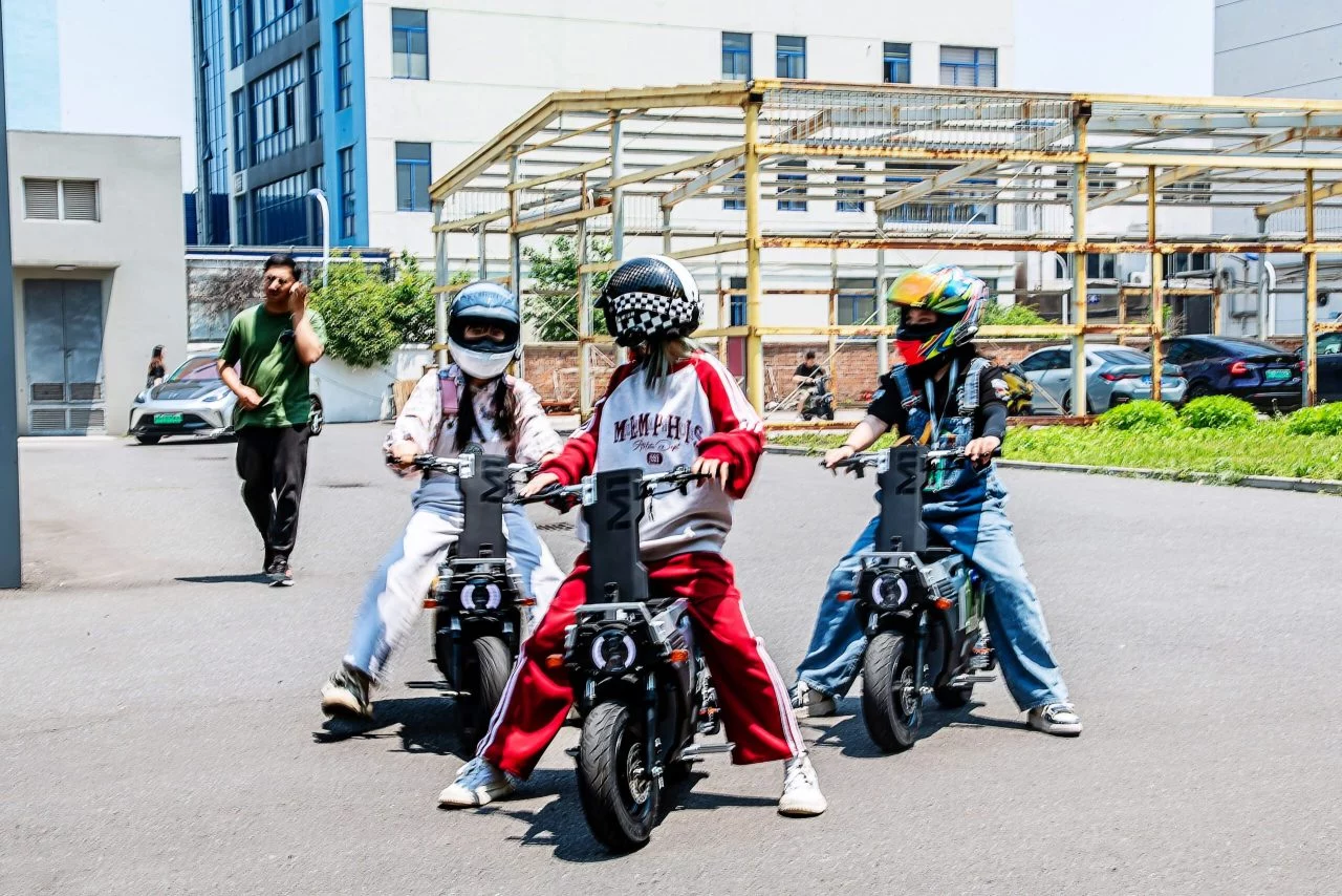 Esta moto cabe en el maletero, está de oferta, apenas consume, se coge «sin carnet» y reinterpreta a la clásica Honda Motocompo con una estética brutal