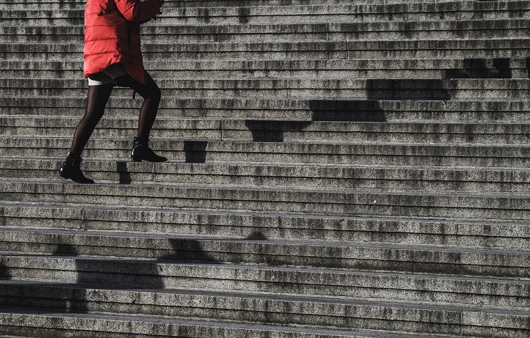 El ejercicio intenso y breve reduce casi a la mitad el riesgo cardiovascular en mujeres