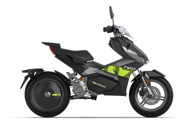 El scooter 'de 125' más radical que se puede comprar en España tiene 336 Nm de par motor y acelera como una 400, pero se puede llevar con el carnet de coche