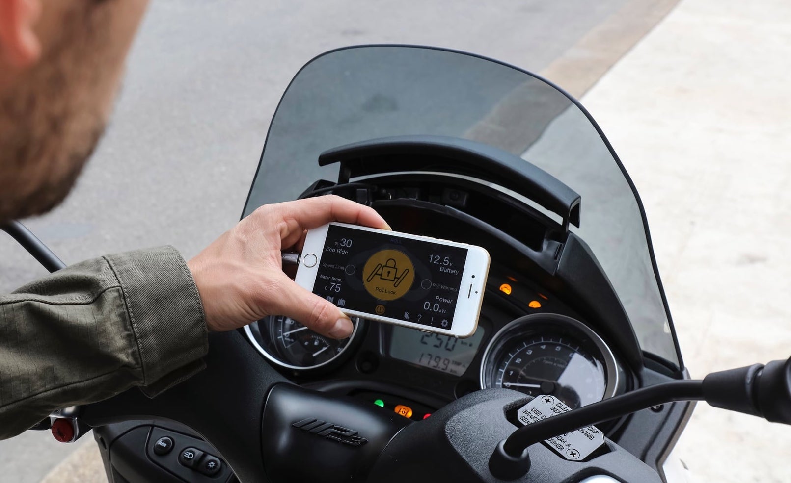 Con su sistema de 3 ruedas patentado, es más potente, más segura que un scooter y la puedes llevar con carné de coche