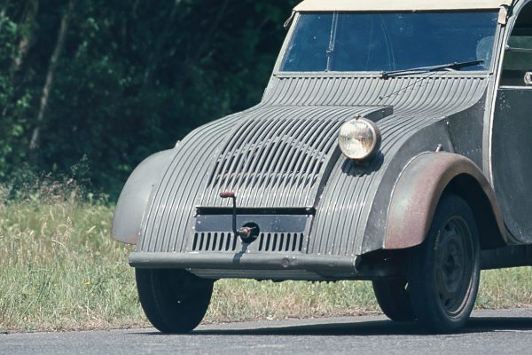 El Citroën 2CV primigenio que no conocías tiene un solo faro y sobrevivió a la Segunda Guerra Mundial escondido en un granero