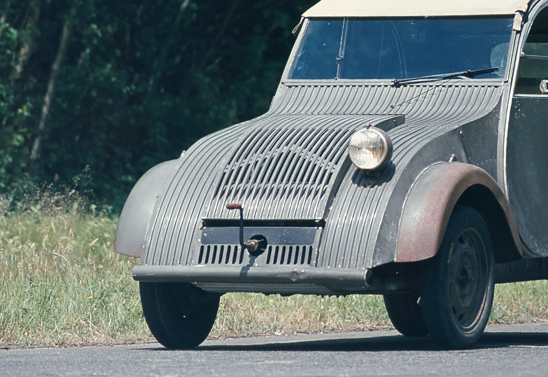 El Citroën 2CV primigenio que no conocías tiene un solo faro y sobrevivió a la Segunda Guerra Mundial escondido en un granero