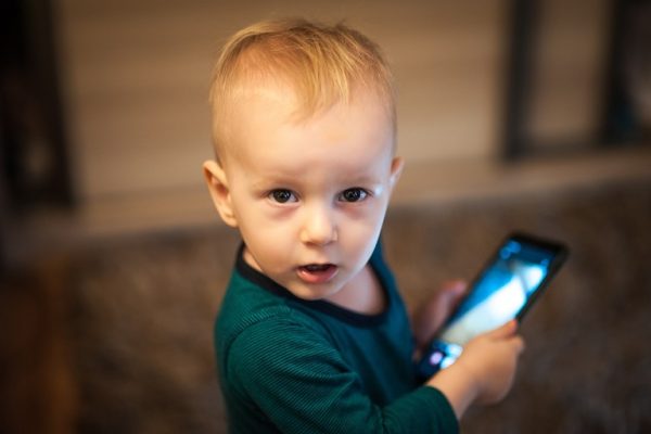 “El teléfono móvil no es un regalo, es un problema”