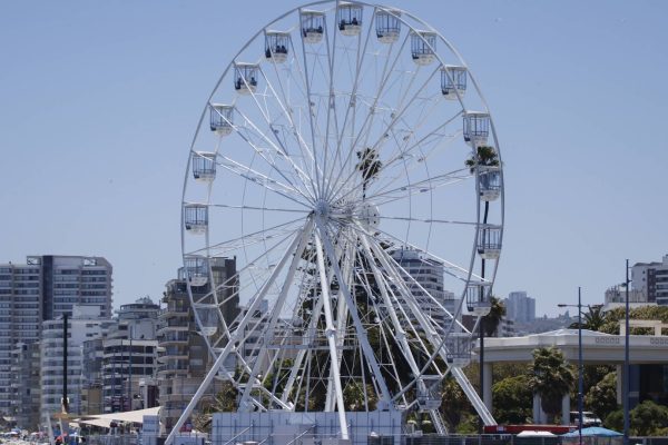 VIDEOS - Rueda de la fortuna de Viña del Mar estará cerrada todo el viernes tras el rescate de más de 100 personas