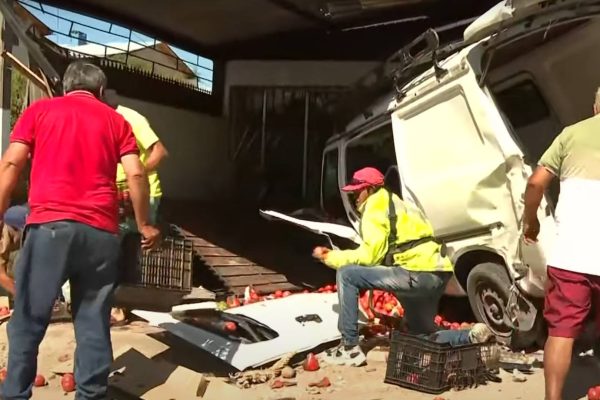 VIDEO - Furgón destruyó el frontis de una casa en Lo Prado tras eludir fiscalización: hay tres lesionados