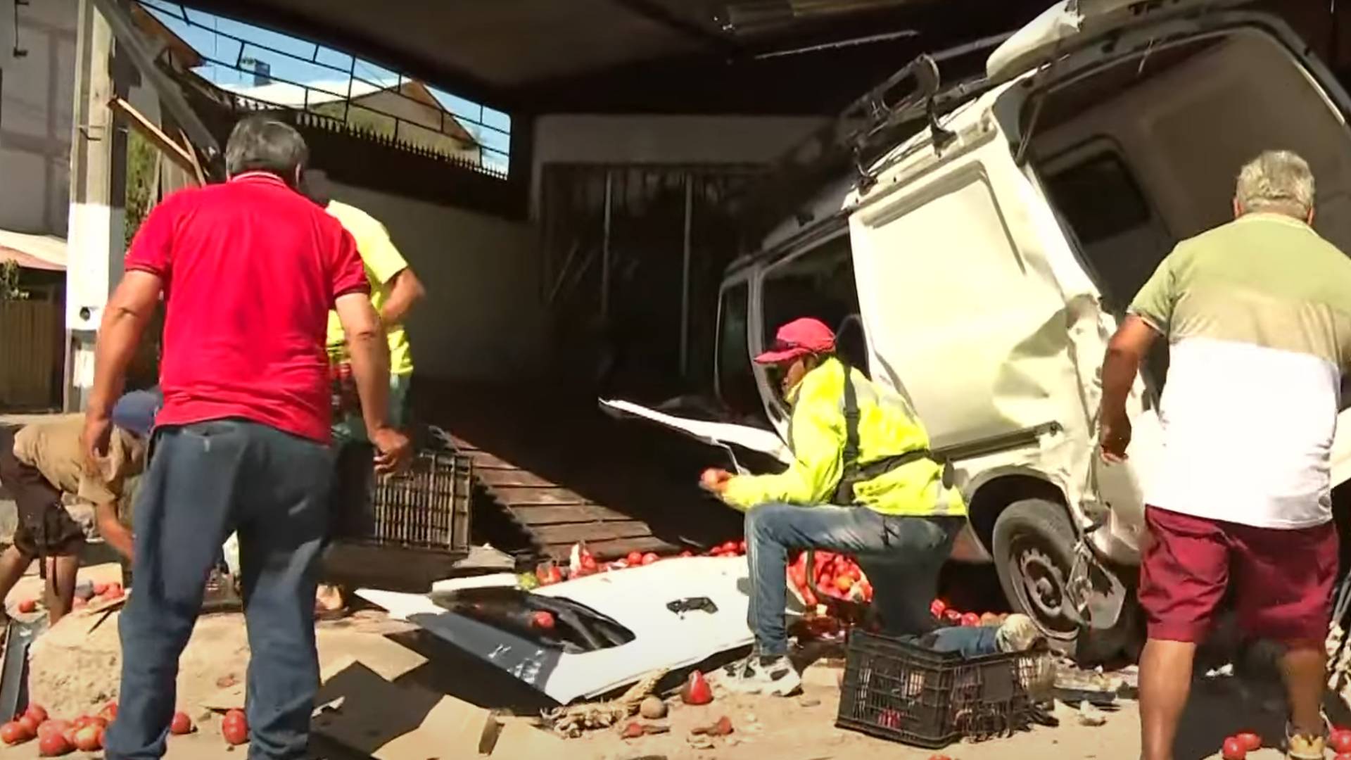 VIDEO - Furgón destruyó el frontis de una casa en Lo Prado tras eludir fiscalización: hay tres lesionados