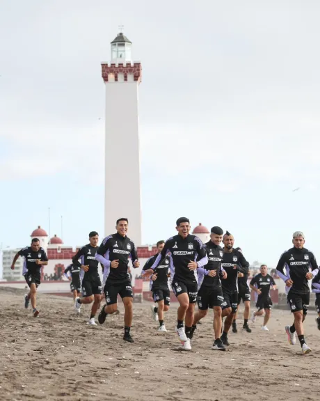 Jugadores de Colo Colo trataron con hinchas en la Avenida del Mar durante pretemporada