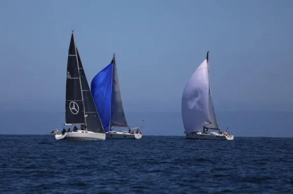 “Caleuche” y “Patagonia” lideran el Circuito Norte de veleros oceánicos