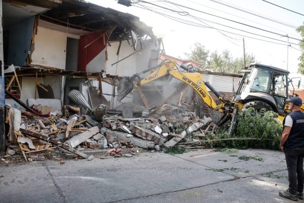 Más de cien arrendatarios en inmueble con ocho baños: así funcionaba la casa de Los Pulpos demolida en Quinta Normal