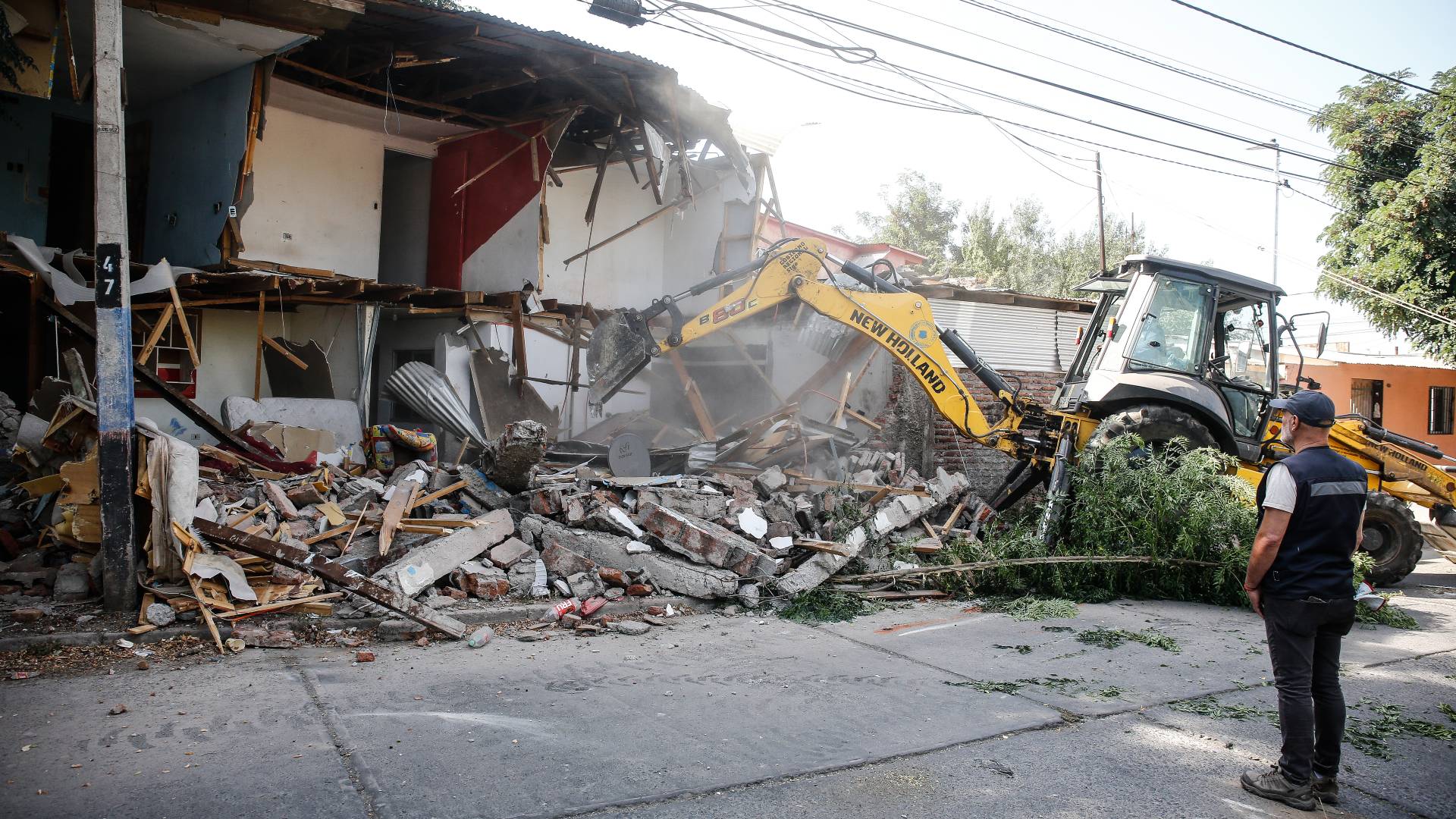 Más de cien arrendatarios en inmueble con ocho baños: así funcionaba la casa de Los Pulpos demolida en Quinta Normal