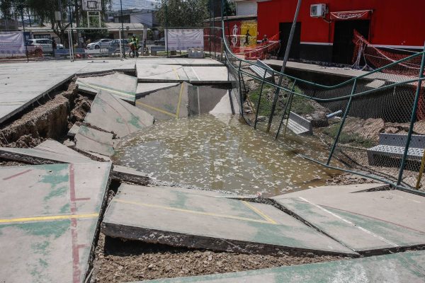 FOTOS Y VIDEO- Ante reclamos de vecinos: la respuesta del alcalde de Conchalí y cómo se tiene que proceder por socavón en multicancha