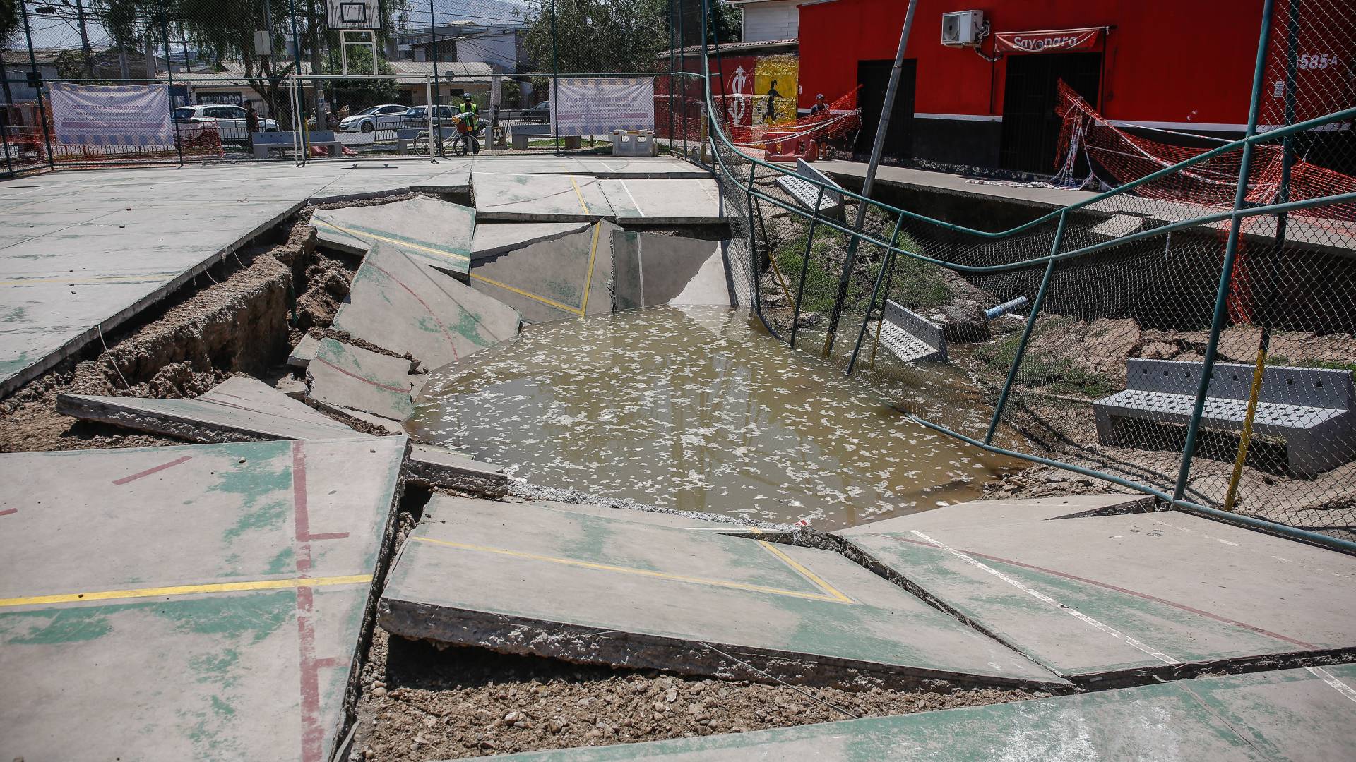 FOTOS Y VIDEO- Ante reclamos de vecinos: la respuesta del alcalde de Conchalí y cómo se tiene que proceder por socavón en multicancha