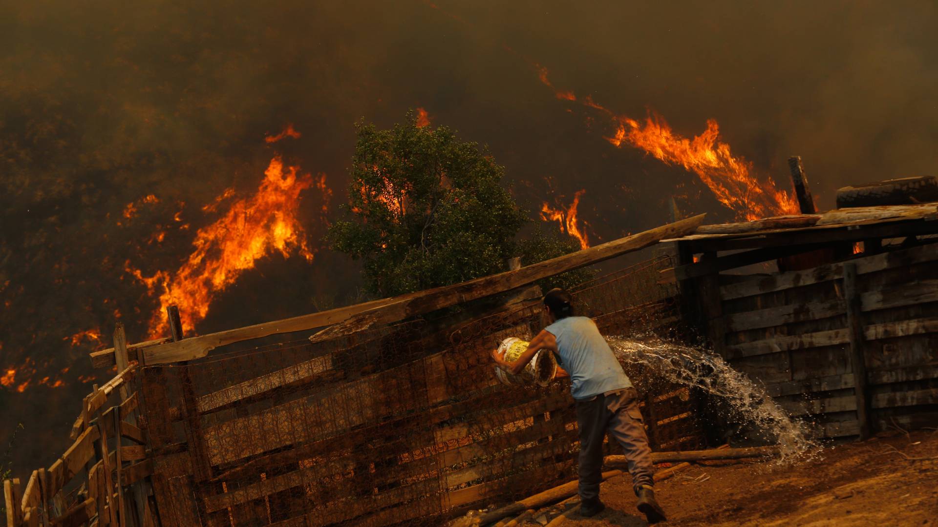 "Los procesos de reconstrucción son complejos": Tohá reconoce lento avance tras megaincendio de Valparaíso