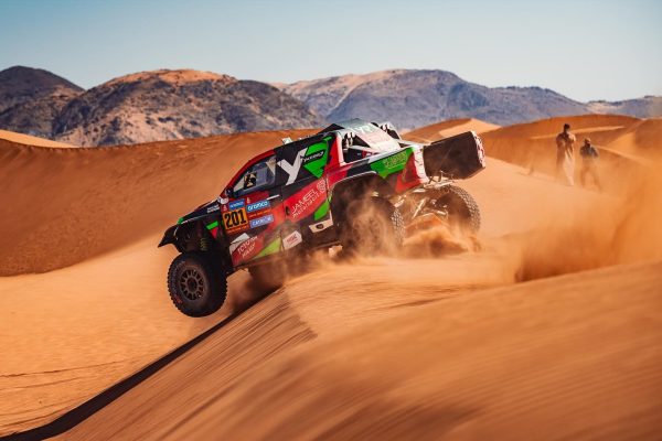 Vuelco de Carlos Sainz y problemas de Loeb en el día de Yazeed Al-Rajhi y Nasser Al-Attiyah