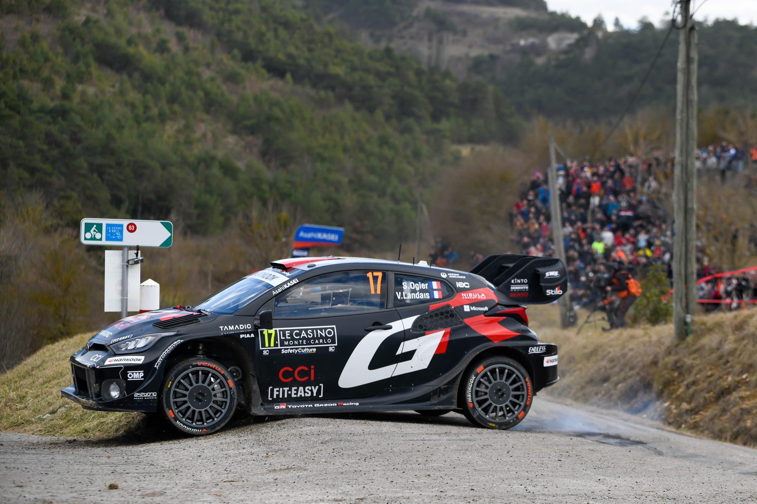 Ogier lanzado a por la victoria y tres pilotos luchando por el podio