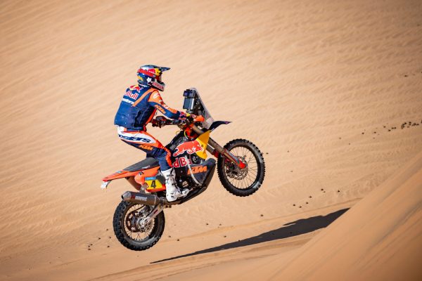 Daniel Sanders le dibuja una sonrisa en la tempestad a KTM por tercer día consecutivo