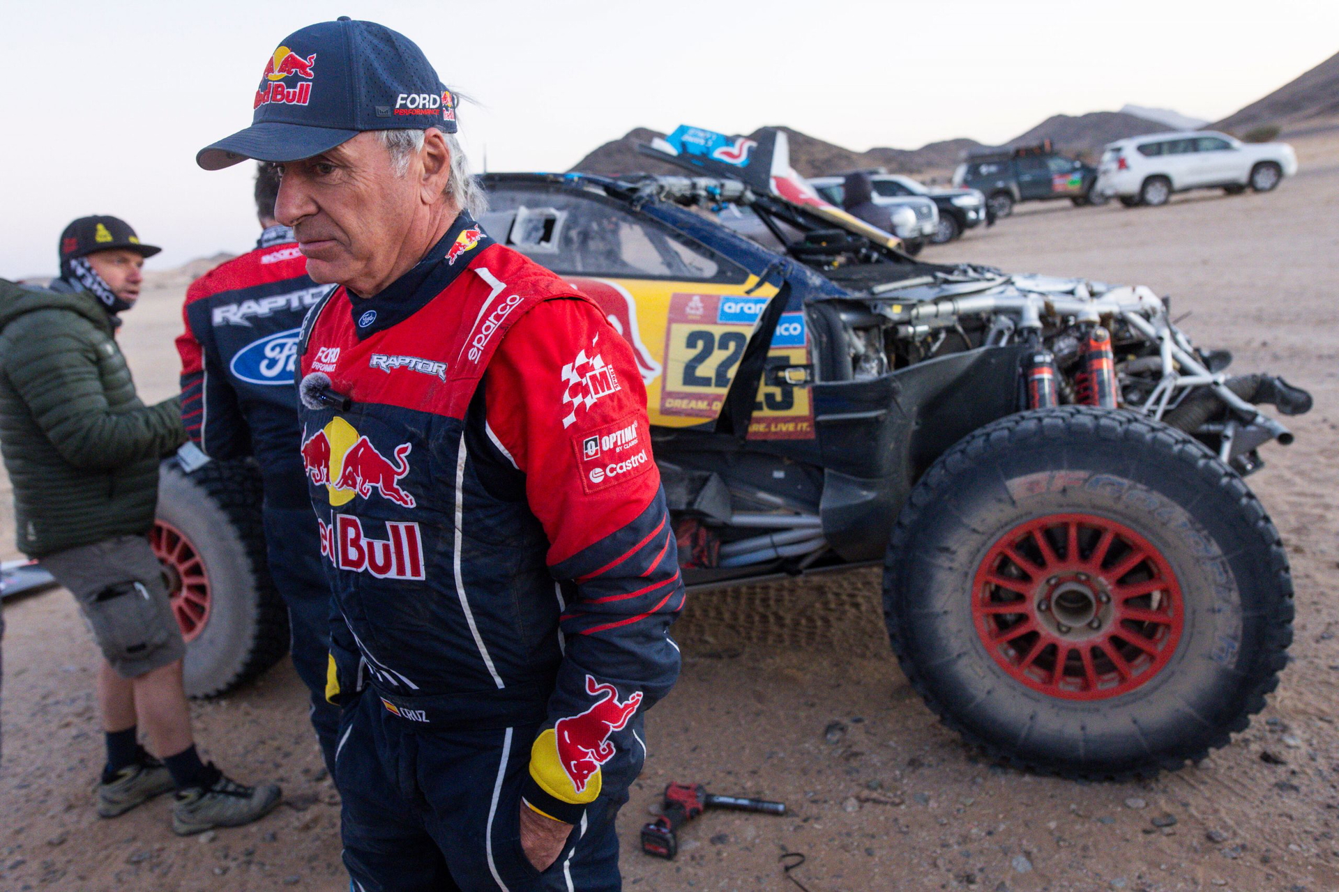 Carlos Sainz y Lucas Cruz abandonan el Rally Dakar 2025 tras el accidente en la etapa de 48 Horas