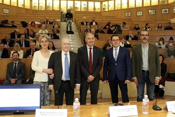 El COOCYL comunica su profundo pesar por la pérdida del profesor José Carlos Pastor, “un referente de la oftalmología, un amigo de los ópticos-optometristas y una buena persona”