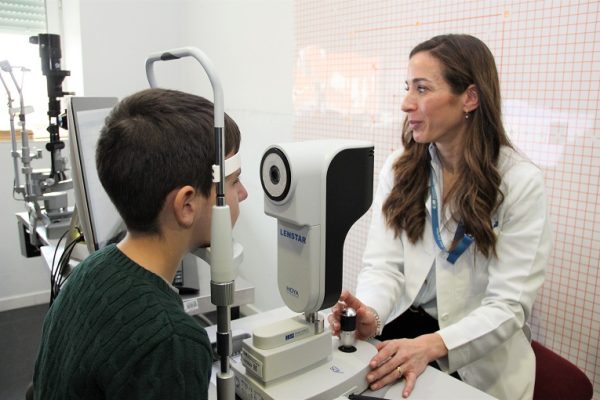 Un tratamiento combinado reduce la progresión de la miopía en niños y adolescentes