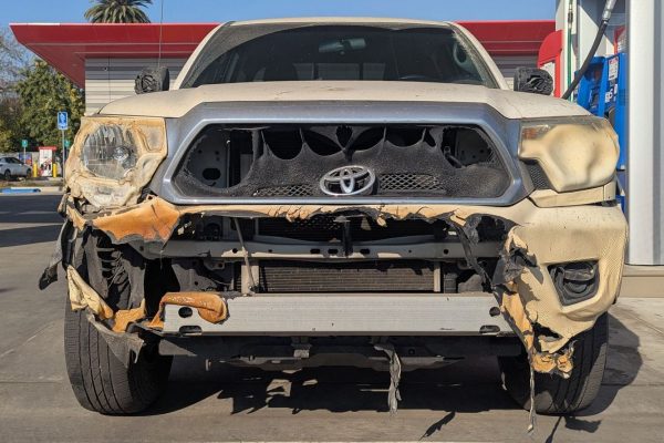 Aun funciona. Los incendios de Los Angeles derritieron esta Toyota Tacoma, pero no acabaron con ella