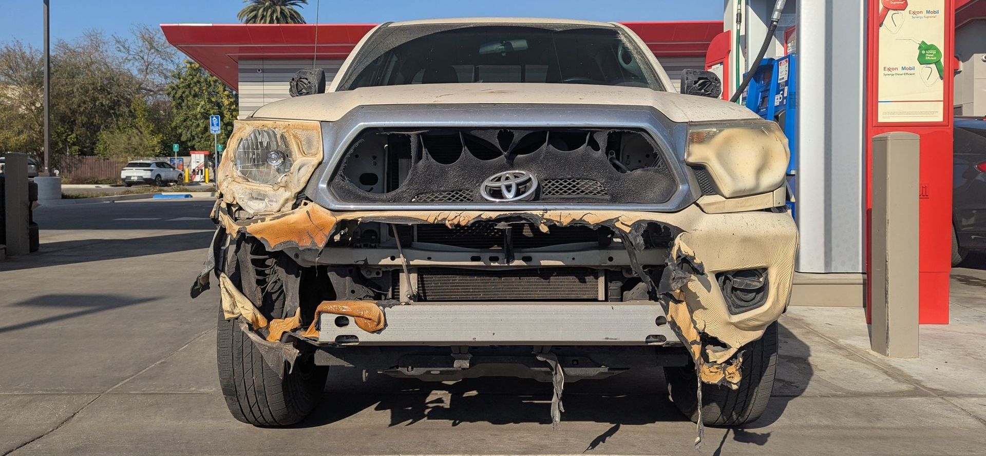 Aun funciona. Los incendios de Los Angeles derritieron esta Toyota Tacoma, pero no acabaron con ella