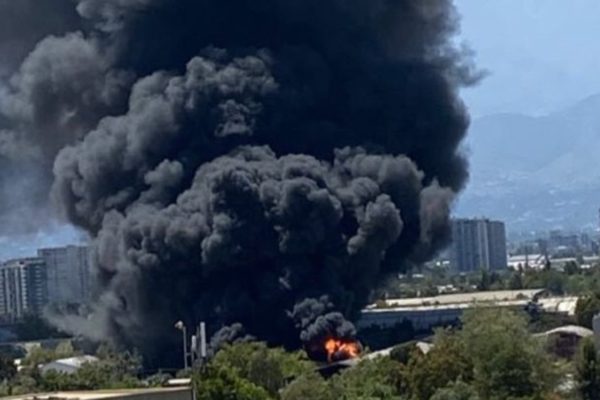 Incendio afecta a bodegas de San Joaquín: Bomberos advierte "peligro de propagación"