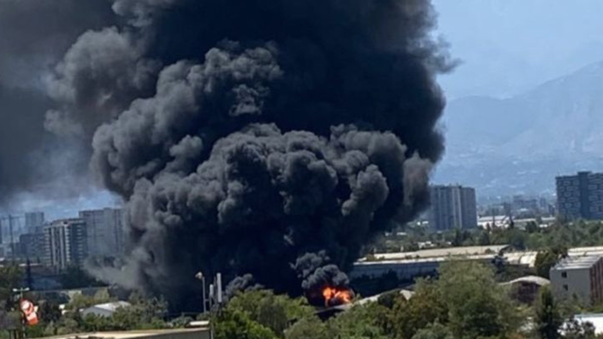 Incendio afecta a bodegas de San Joaquín: Bomberos advierte "peligro de propagación"