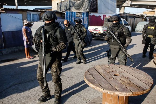 VIDEO - Masivo operativo para demoler casi una veintena de viviendas en la toma de Maipú